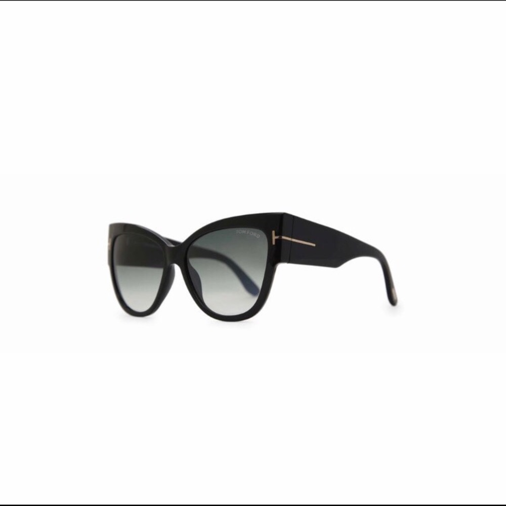 #TomFord sunglasses black anoushka style
